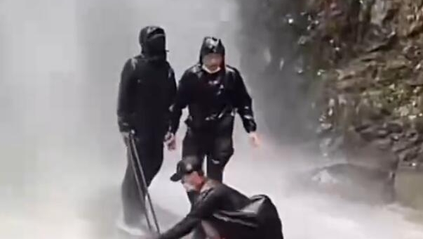 暴雨天打卡瀑布出什么片？ 警示教育片！